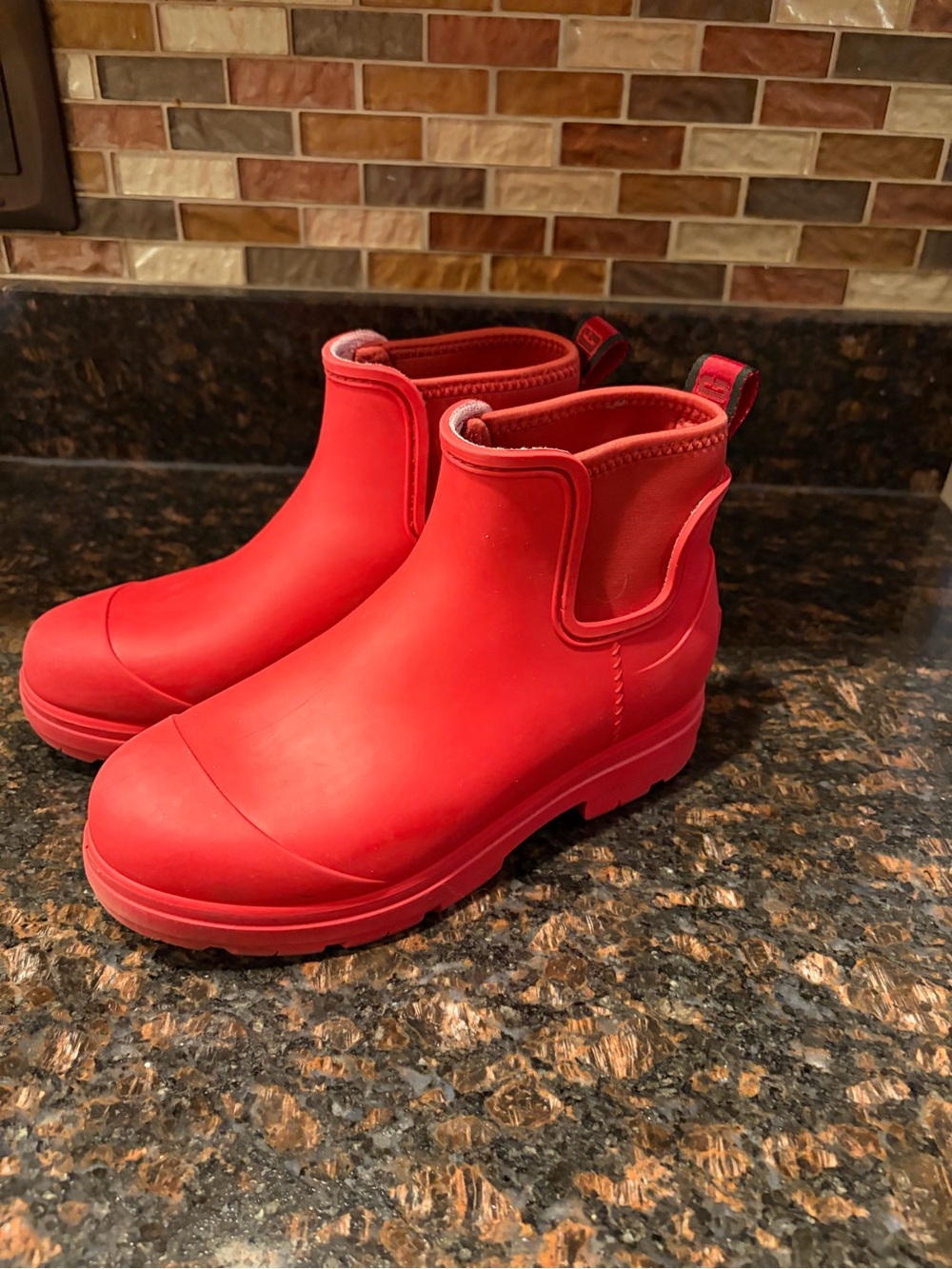 Ugg red rain boots droplet size 6